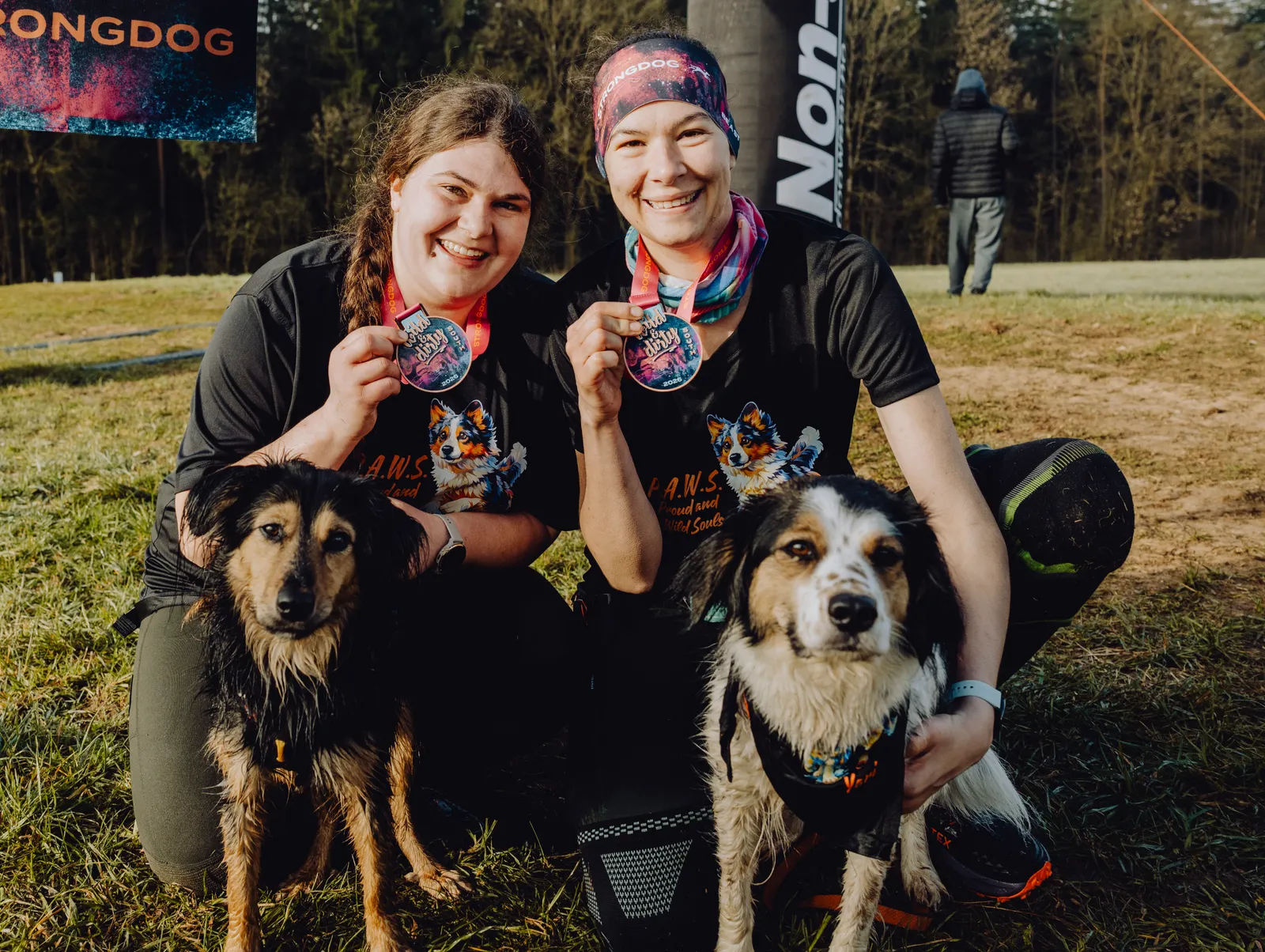 Canicross Finisher mit Medaillen – zwei Mensch-Hund-Teams – Verein Canicross Oberösterreich