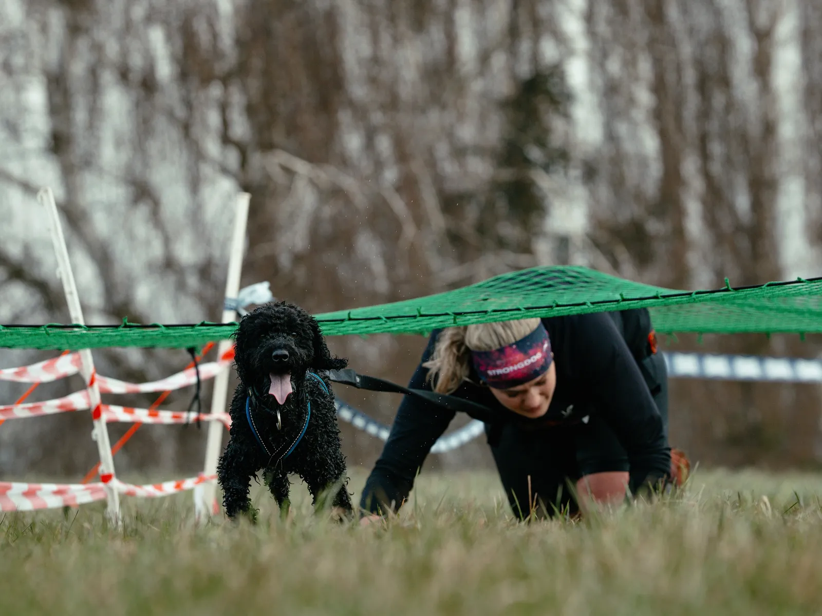 Canicross Hindernis – Kriechen unter Netz mit Hund