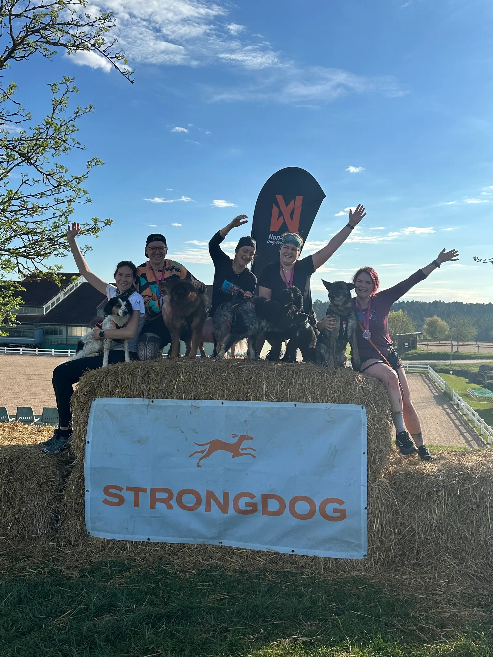 Canicross Gruppe vor Strongdog-Banner – Verein Canicross Oberösterreich