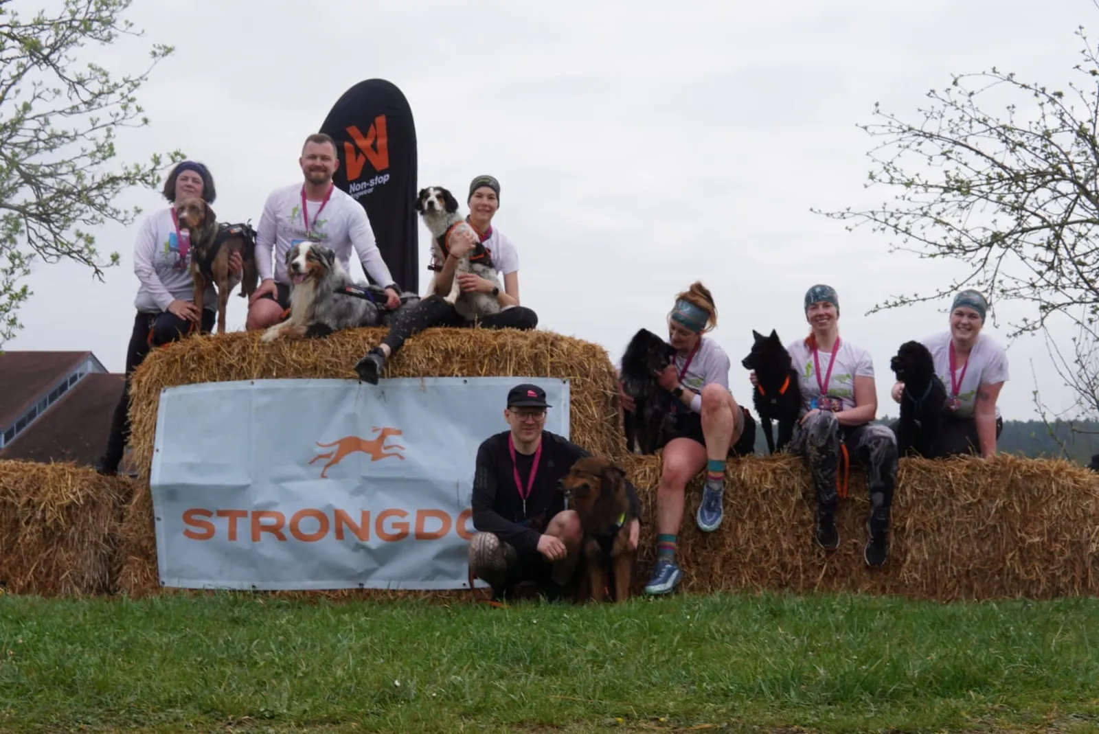 Canicross Team Gruppenfoto vor Strongdog-Banner
