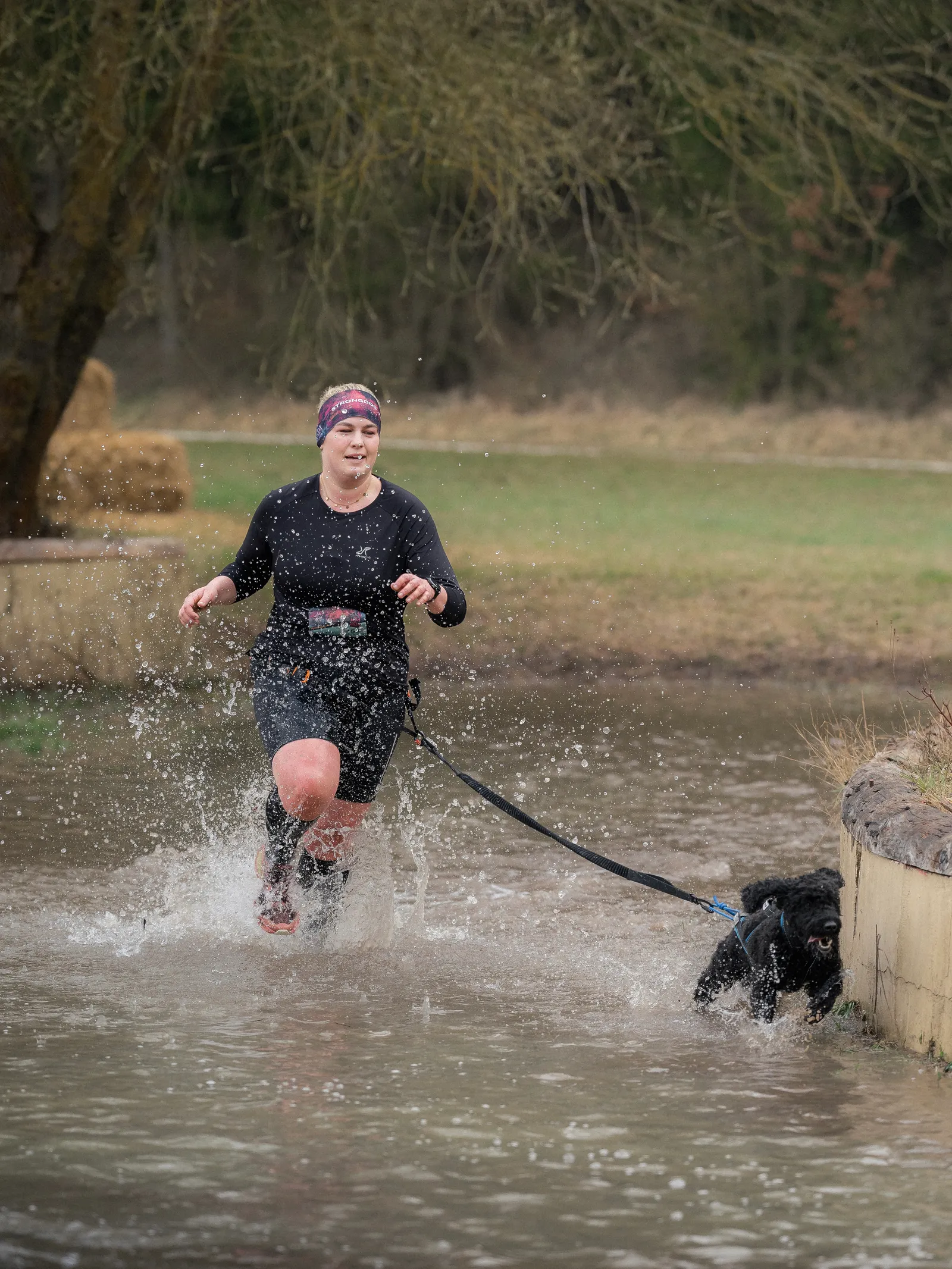 Canicross Wasserdurchquerung – Mensch-Hund-Team