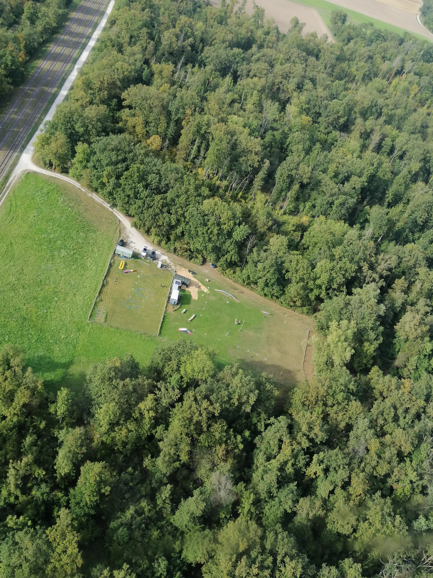 Drohnenaufnahme des Dogrelation Hundeplatzes in Ennsdorf – Trainingsgelände aus der Vogelperspektive eingebettet in Wald und Wiese