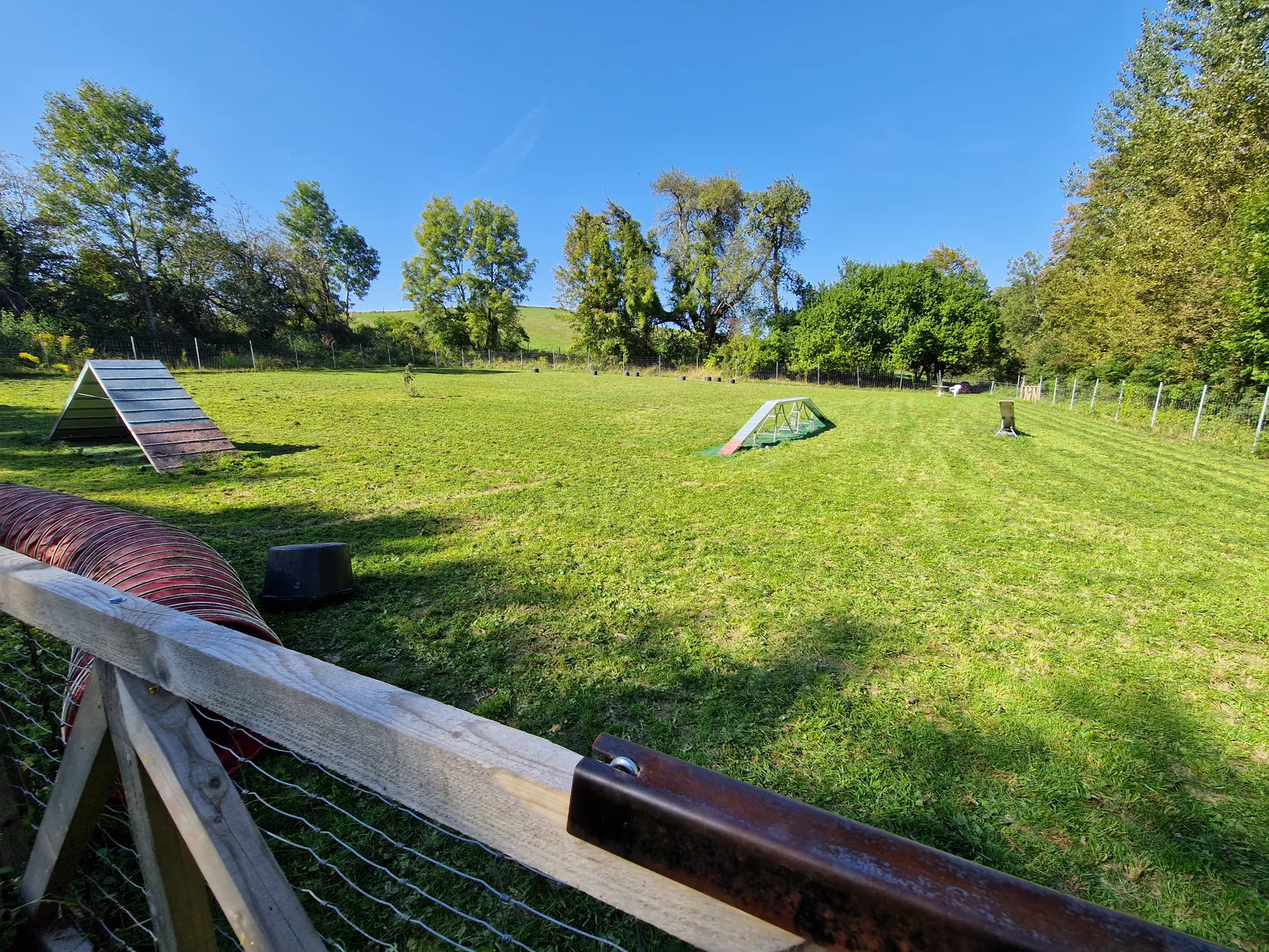 Eingangstor zum Dogrelation Trainingsgelände in Wolfern bei Steyr mit Agility-Tunnel