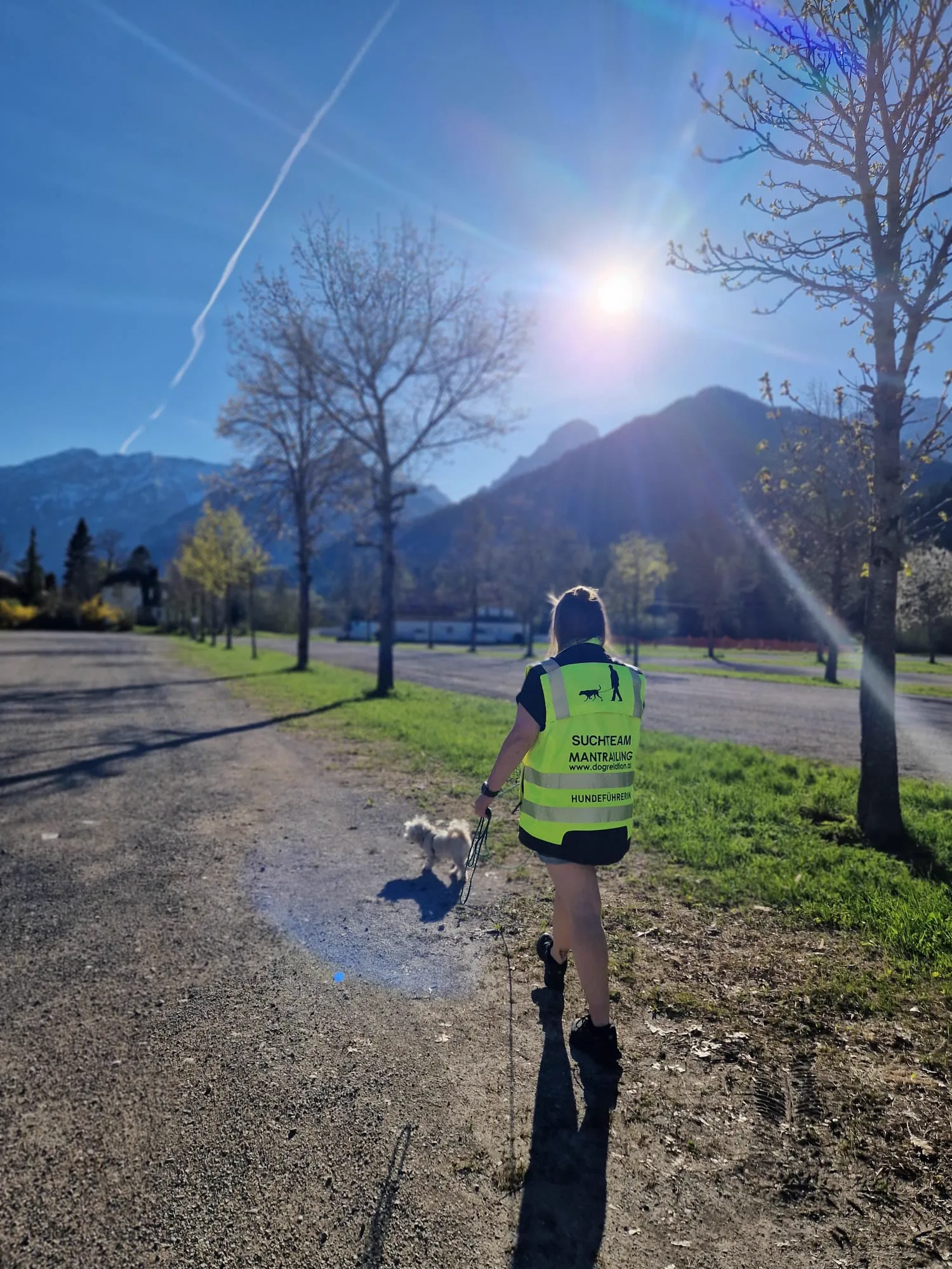 Mantrailing Suchteam Hundeführerin mit Sicherheitsweste und Hund vor Bergpanorama – Dogrelation (Bild 16)