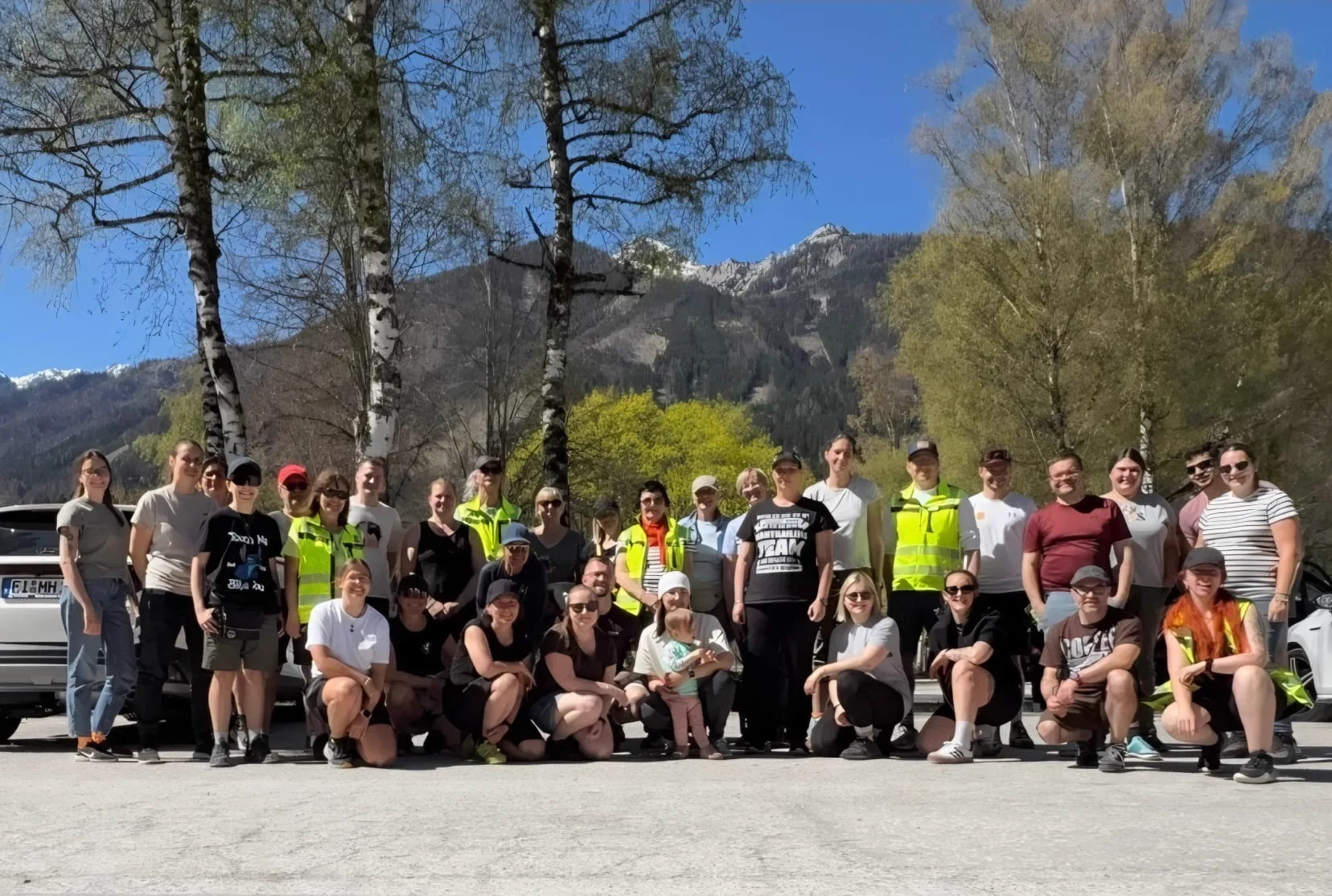 Mantrailing-Workshop bei Dogrelation – große Teilnehmergruppe vor Bergpanorama in Oberösterreich
