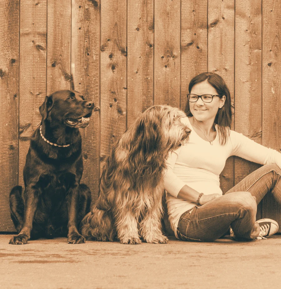 Silke Katzensteiner – Gründerin von Dogrelation mit ihren Hunden